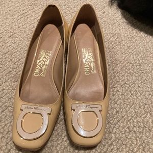 salvatore ferragamo pump